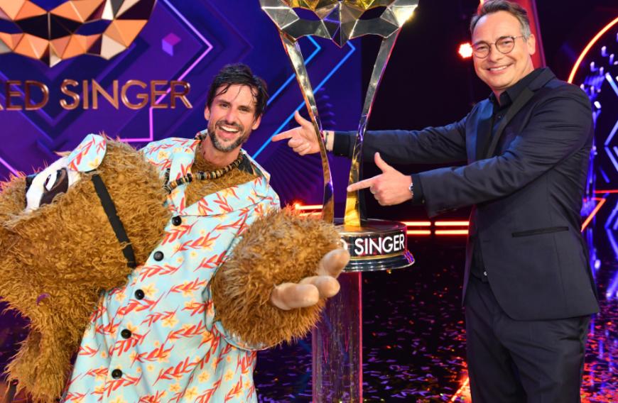 ... doch am Ende kam heraus, dass sich Schauspieler und Musiker Tom Beck unter der Maske versteckte.