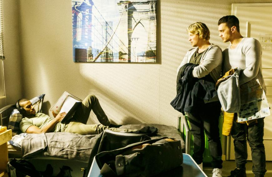 Bela Klentze alias Ronny Bergmann (l.) verlässt die RTL-Soap! Während eines New-York-Trips mit (v.l.) Mo (Tijan Njie) und Finn (Christopher Kohn) kommt alles anders, als geplant ...