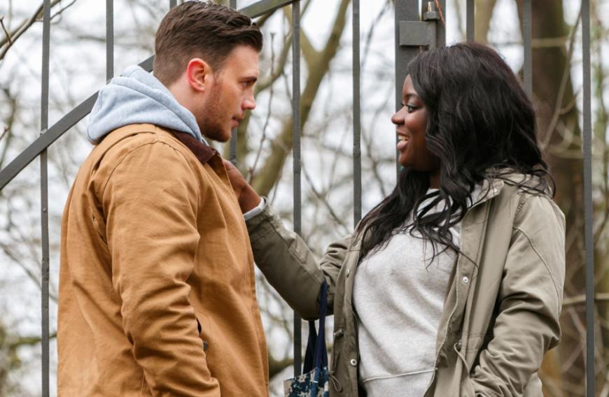 ... denn Ronny verliebt sich in Café-Besitzerin Rachel (Ludie Diekumpovisa) und will in New York mit ihr glücklich werden.