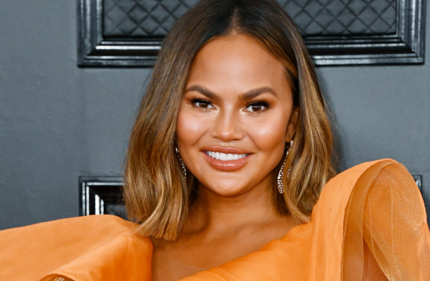 Model Chrissy Teigen lindert mit dem grünen Beauty-Booster zum Beispiel Unreinheiten.
