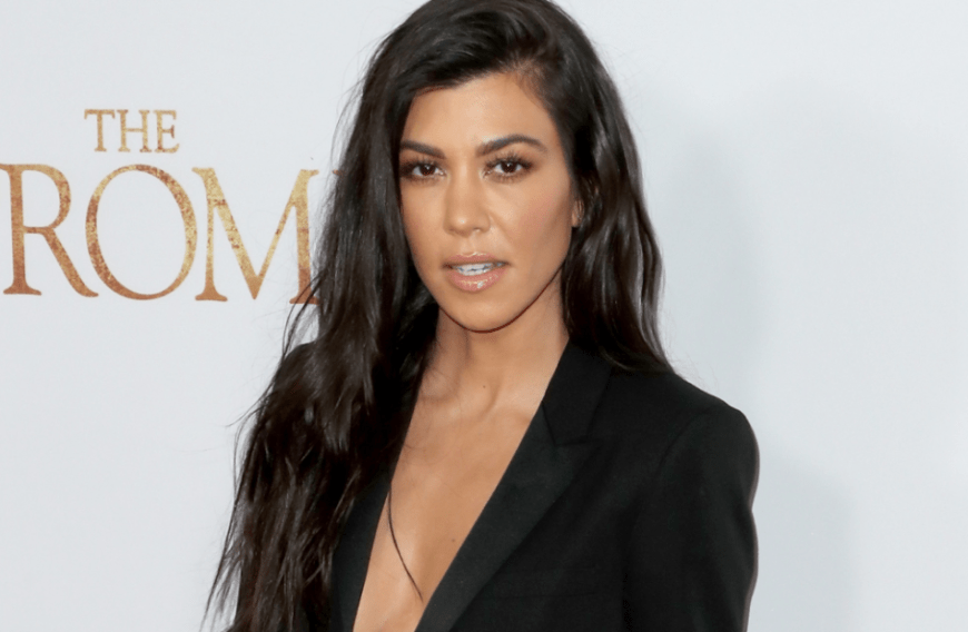 Kourtney Kardashian lindert mit Aloe vera ihren Sonnenbrand.
