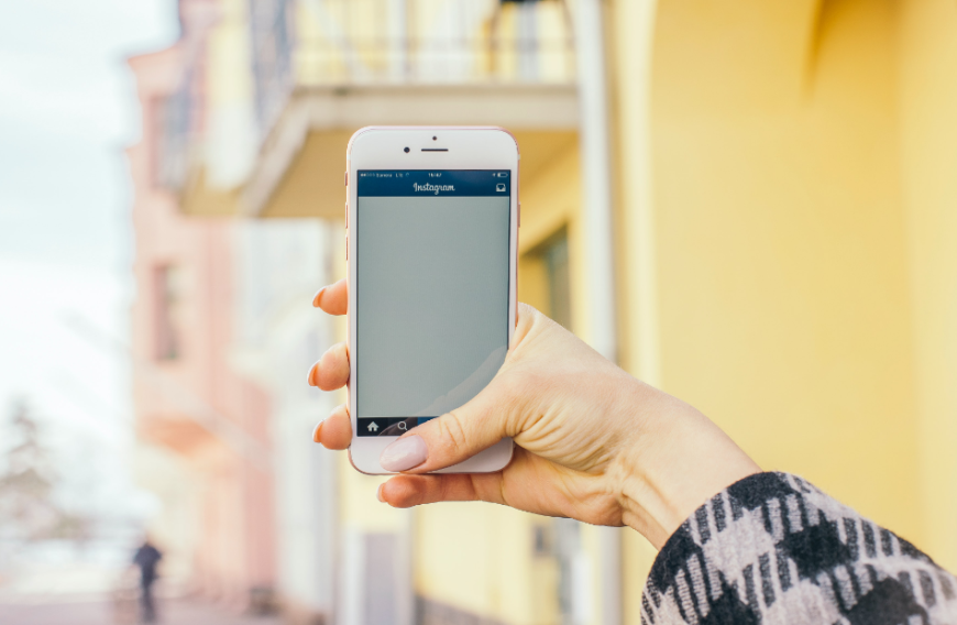 Es gibt aber eine Creme, die dich vor Blue Light durch Smartphones und Co. schützen kann – und so Selfie-proofed ist!