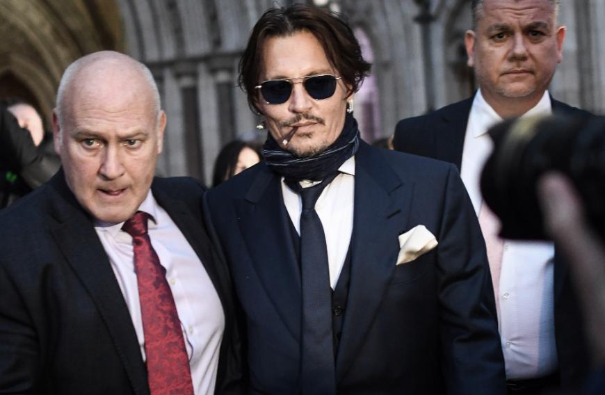 ... mitten im Scheidungskrieg mit Johnny Depp, muss die Schauspielerin den Tod ihrer Mutter verkraften.