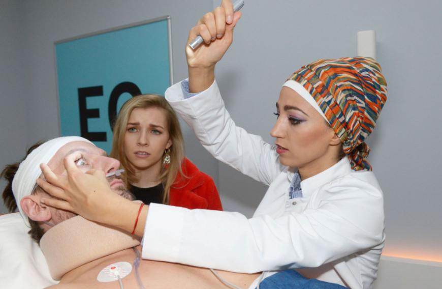 Er wird sofort ins Jeremias Krankenhaus gebracht ...