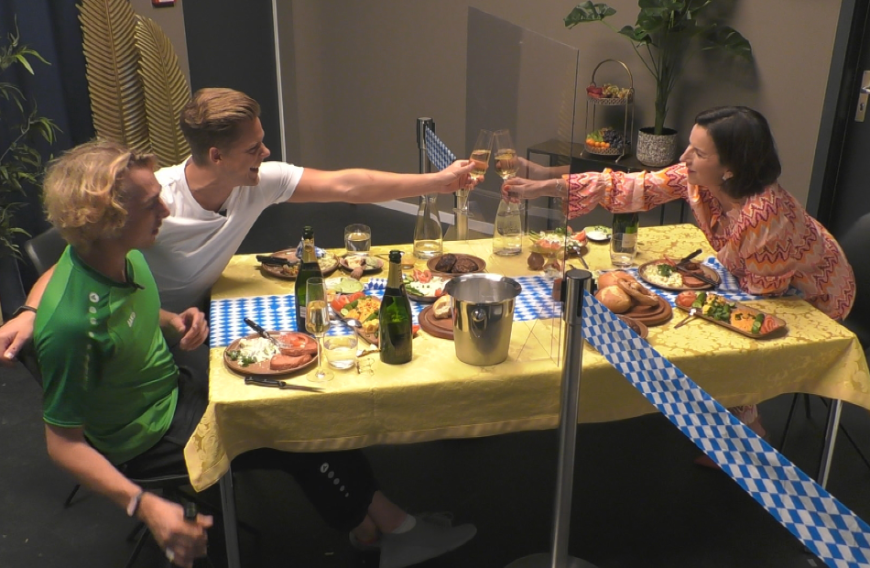 Dort dürfte sie mit den Bewohnern Tim und Cedric ein Champagner-Dinner genießen.