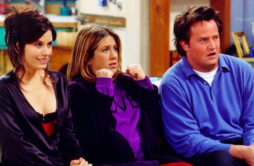 An der Seite seiner Schauspielkolleginnen Jennifer Aniston (Mitte) und Courteney Cox (links) wurde Matthew durch die Sitcom