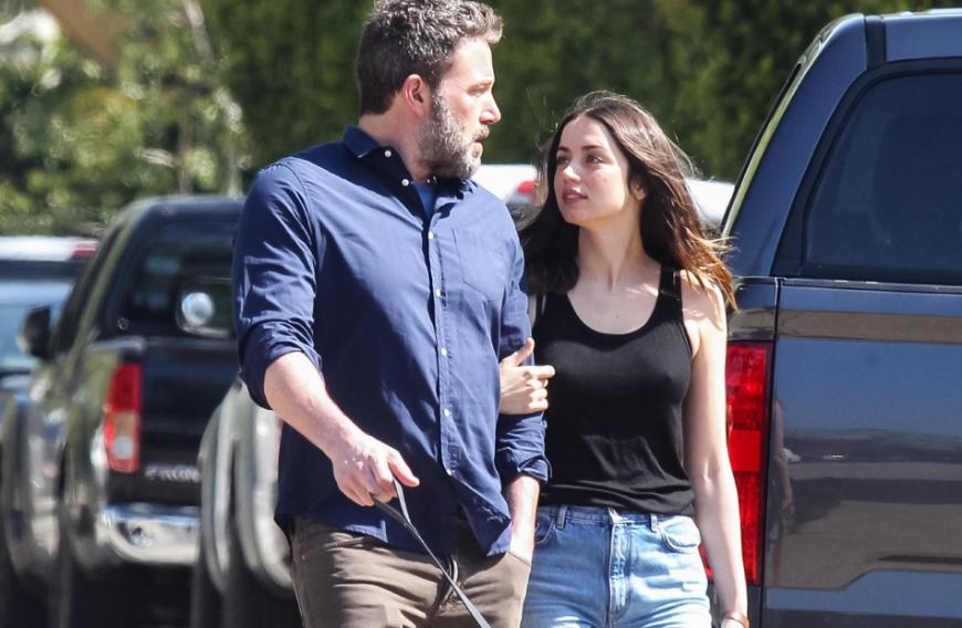 Doch jetzt wurde Ana de Armas angeblich mit einem verdächtigen Ring an der linken Hand gesichtet - plant das Pärchen etwa schon die Hochzeit?