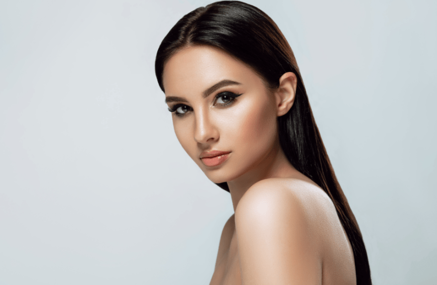 Her mit dem Glow! Mit Gesichtsspray erfrischst du deine Haut in wenigen Sekunden und lässt sie so wieder strahlen.