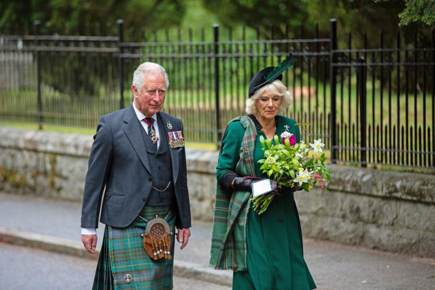 ... Prinz Charles und Herzogin Camilla und viele andere bei den medizinischen Fachkräften.