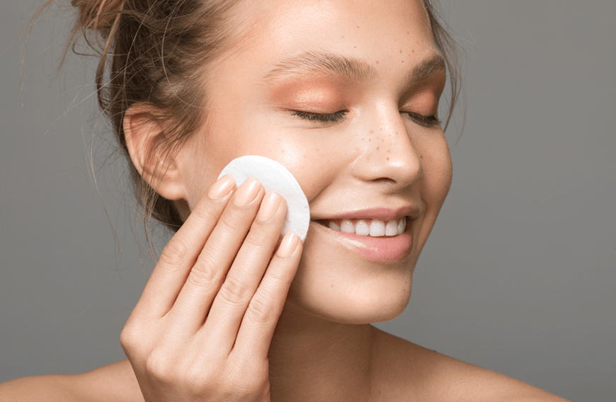 Vor allem ein Gesichtswasser sollte nicht bei der täglichen Beauty-Routine fehlen.