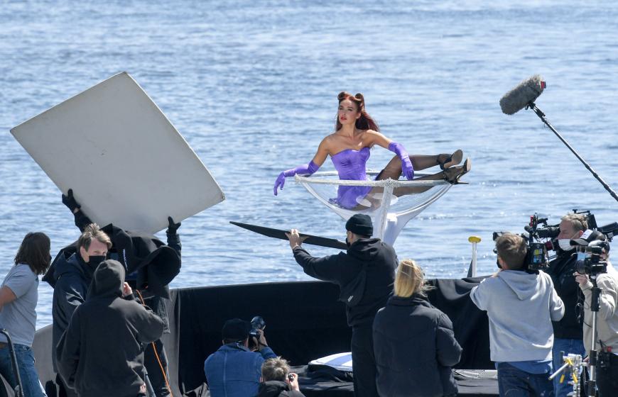 Bereits vergangene Woche läutete Heidi das Finale ein. In Burlesque-Kleidern ging es mit einem Boot auf die Spree, wo die Kandidatinnen (hier Jacky) wie Burlesque Dita von Teese in einem überdimensionalen Champagnerglas posieren sollten.
