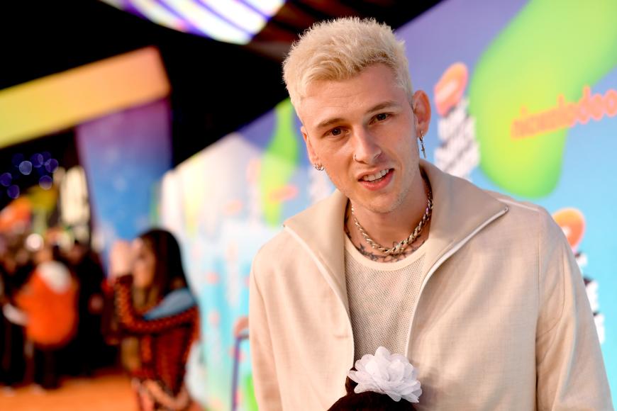 Gerüchten zufolge soll Megan mit dem Rapper Machine Gun Kelly anbandeln. Die beiden wurden in der letzten Zeit häufig zusammen gesichtet.