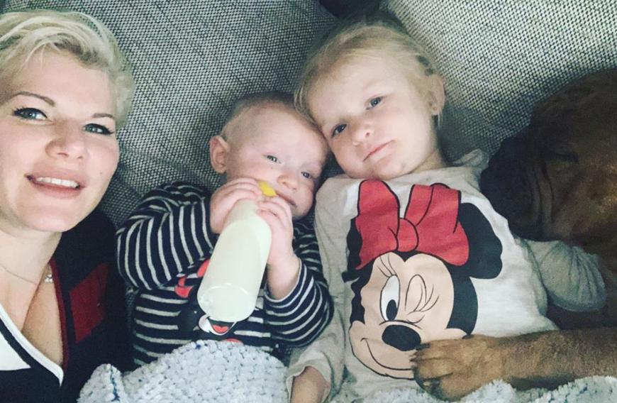 Hier durfte der Vierbeiner offenbar nicht fehlen: Melanie Müller postete ein zuckersüßes Familien-Selfie. Offenbar nutzt die Ballermann-Sängerin die Zwangs-Corona-Pause, um die Zeit mit ihren Kindern Mia Rose und Matty und Hündin Eva zu verbringen. Hach, süß!