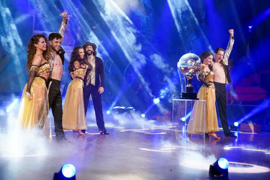 Die Finalisten lieferten sich ein echtes Kopf-an-Kopf-Rennen! Am Ende ging der dritte Platz an Luca Hänni und Christina Luft (l.). Moritz Hans und Renata Lusin belegten den zweiten Platz (r.).