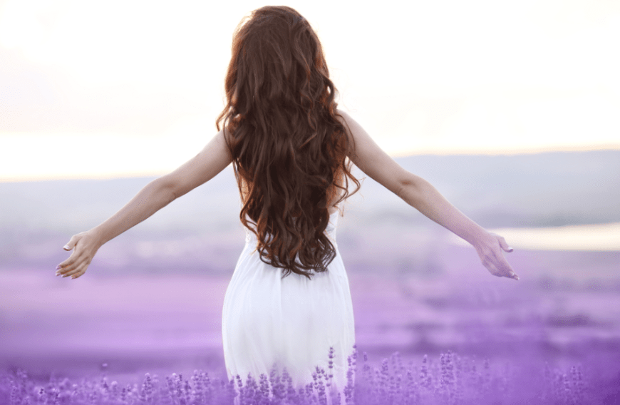 Lange, gesunde Haare zählen vermutlich zu den absoluten Beauty-Goals vieler Frauen. Doch das ständige stylen kann die Spitzen ganz schön schädigen. Was wir dann brauchen, ist eine gute Haarpflege!