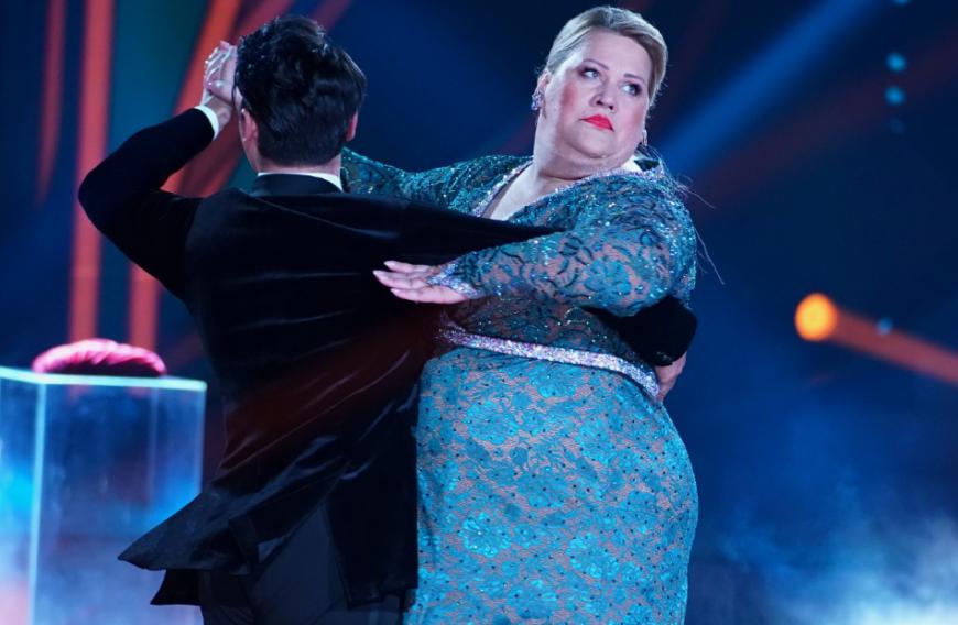 ... die 48-Jährige, die sich mit Tanzpartner Erich Klann sogar auf den fünten Platz tanzte, hat sich nämlich schwer verletzt.