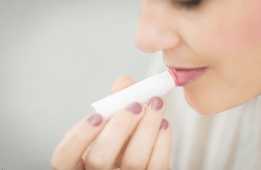 Ein Pflegestift mit natürlichen Inhaltsstoffen zaubert dir im Nu Geschmeidigkeit.