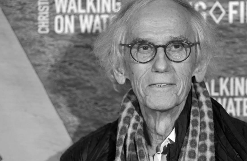 Große Trauer in der Welt der Kunst: Verhüllungskünstler Christo ist Ende Mai im Alter von 84 Jahren gestorben. Wie es auf der offiziellen Website heißt, sei er eines natürlichen Todes gestorben.