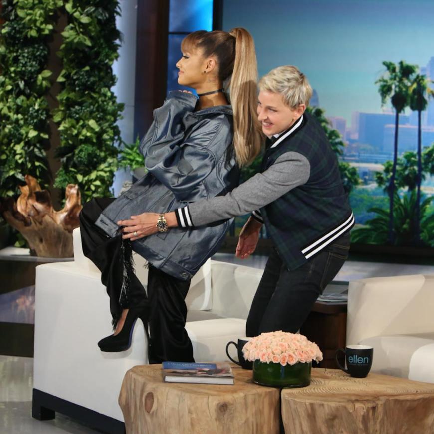 Ist TV-Moderatorin Ellen DeGeneres (r.) in Wahrheit eine Schreckschraube? Auch Sängerin Ariana Grande (l.) soll in Wirklichkeit so gar nicht respektvoll mit anderen Menschen umgehen.