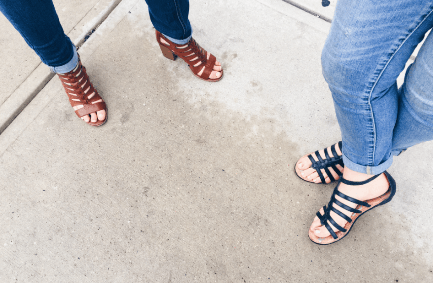 Auch Römersandalen liegen diese Saison voll im Trend und versprühen echte Gladiatoren-Vibes.