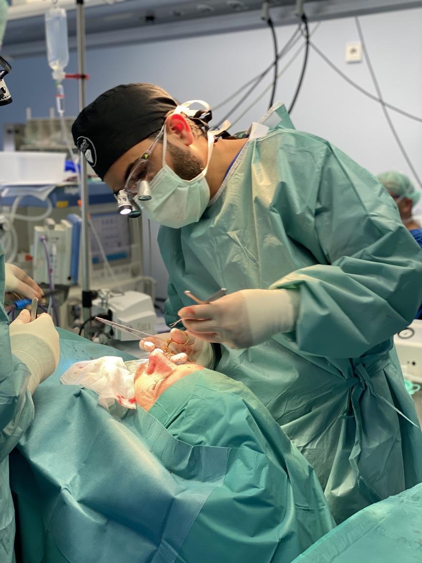 Jetzt gibt sogar erste Bilder des Schönheitseingriffs, den Dr. Murat Daǧdelen, Facharzt für Plastische und Ästhetische Chirurgie, durchgeführt hat.