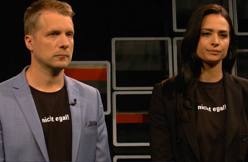 Um ihrer Anteilnahme Ausdruck zu verleihen, schwiegen auch Amira und Oliver Pocher ganze acht Minuten und 46 Sekunden lang - und begeistern damit auch die Zuschauer.
