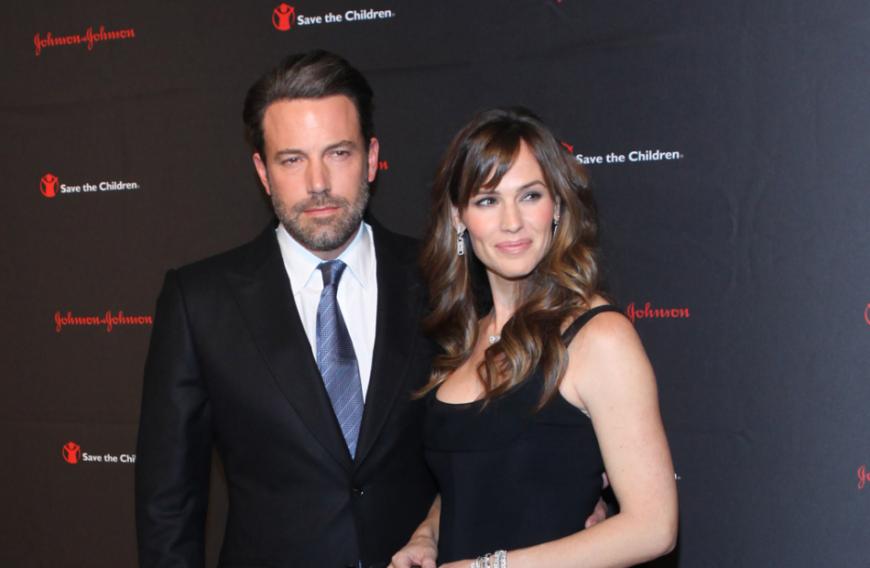 Nach der Scheidung von Schauspieler Ben Affleck, zeigt die sonst so schlanke 48-Jährige sich mit einem kleinen Bauch.