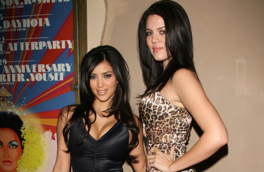 Ausgerechnet ihre Schwester Kim (l.) soll Khloé jahrelang für ihr Aussehen fertiggemacht haben.