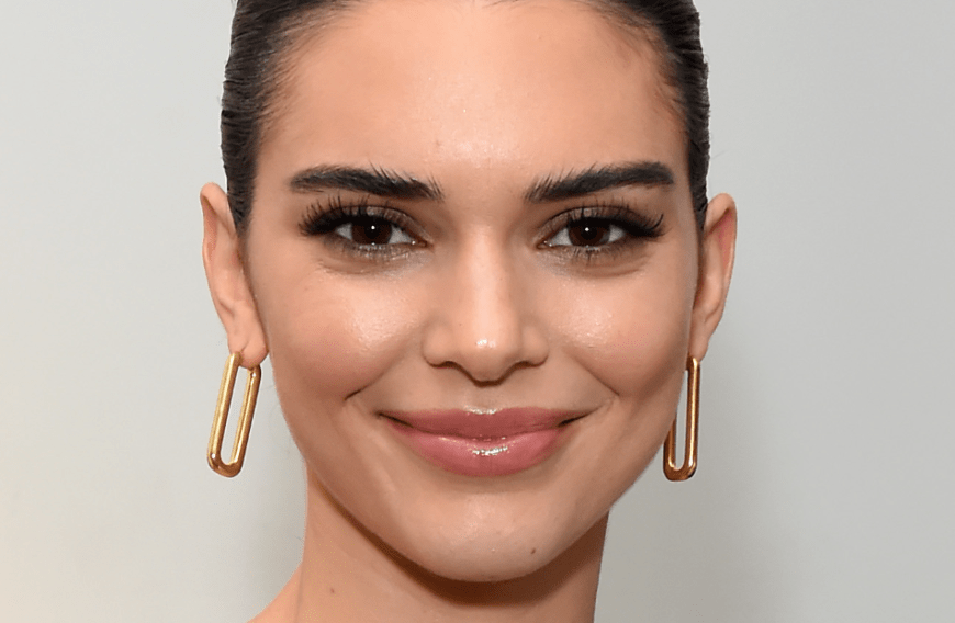 Model Kendall Kenner liebt es geradlinig und trägt deshalb eckige Creolen.