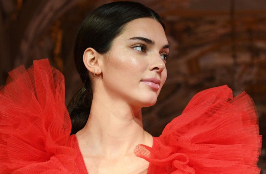 Auf den ersten Blick wirkt es, als wäre Kendall Teil der Proteste gegen Rassismus. Wer aber genau hinschaut, merkt, dass es sich nur um eine Fotomontage handelt.