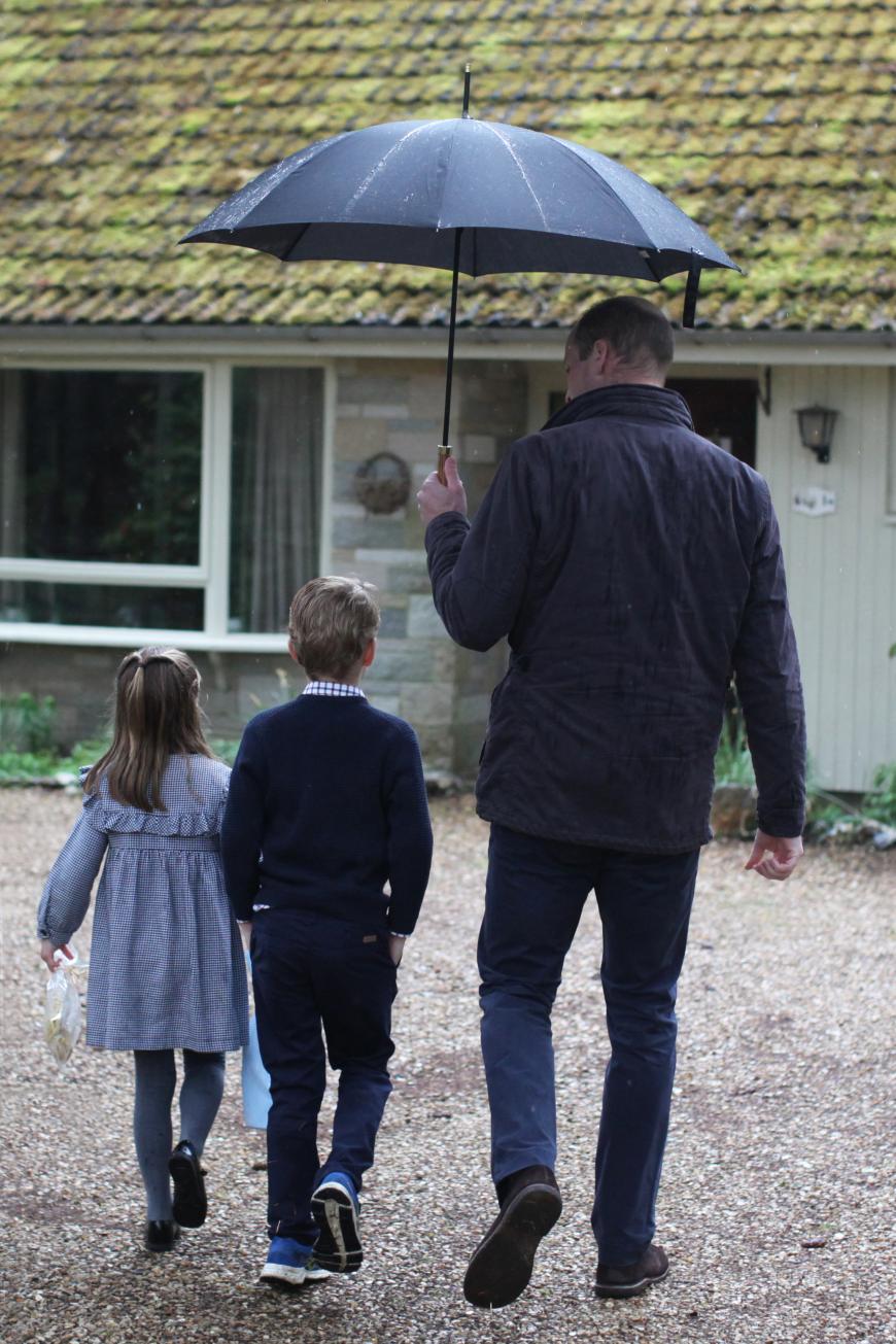 Drei Rücken können definitiv auch entzücken! Herzogin Kate teilte im Juni 2020 ein niedliches Foto ihres Ehemannes Prinz William und ihren beiden ältesten Kindern Prinz George und Prinzessin Charlotte. Die Mini-Royals halfen ihren Eltern im April dabei, Lebensmittelpakete für Rentner zu packen, die aufgrund der Corona-Pandemie isoliert leben mussten. Süß!