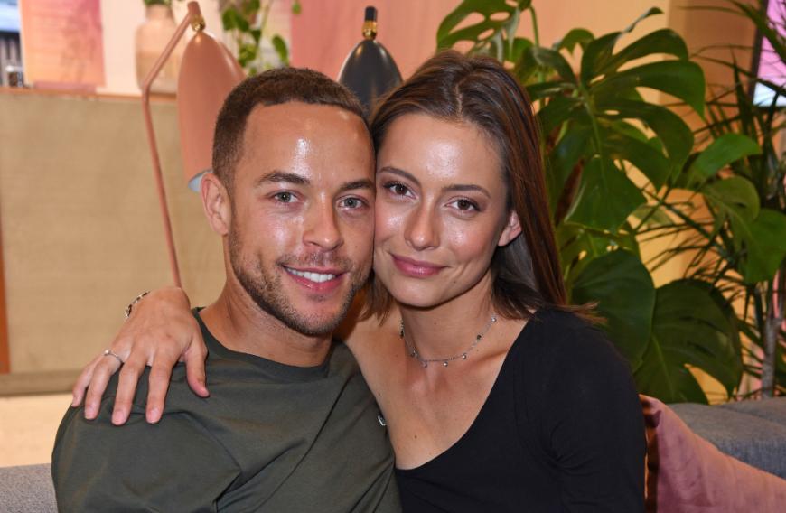 ... wo sie auf Ex-Bachelor Andrej Mangold trifft, der sich bei der finalen Rosenvergabe 2019 nicht für sie, sondern für Jenny entscheidet.