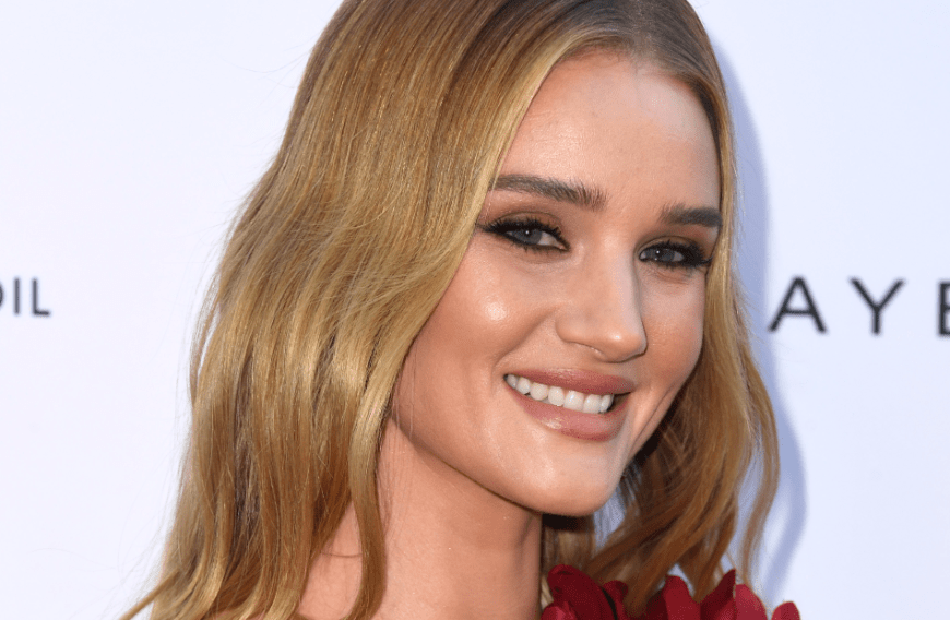 Model Rosie Huntington-Whiteley begeistert uns mit einem sonnengeküssten Teint.