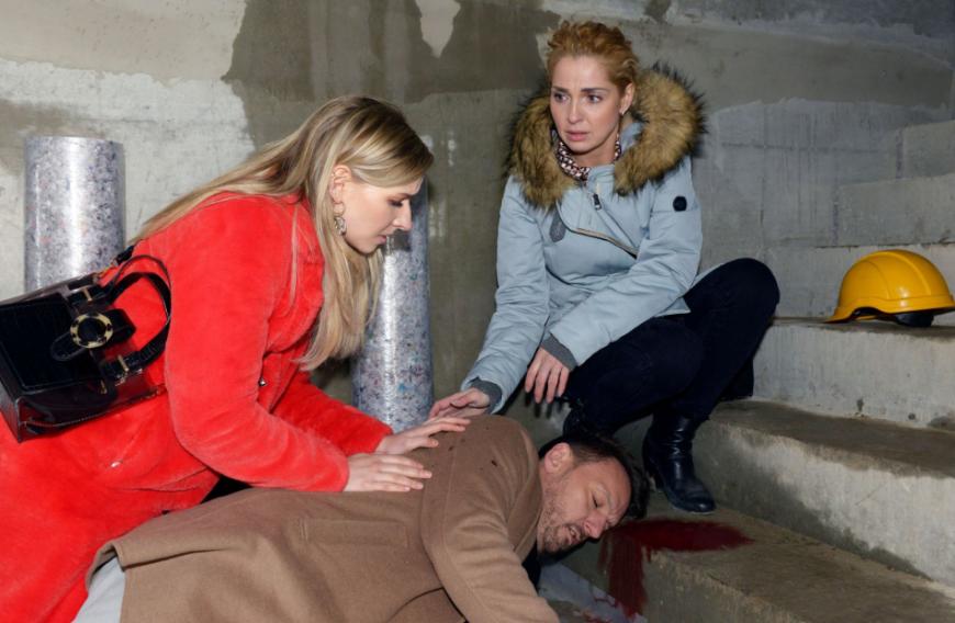 Doch was passiert mit seiner Ex-Frau Nina (Maria Wedig), die im Gefängnis sitzt, nachdem Brenda (l.) sie beschuldigt, dass sie Robert absichtlich die Treppe runtergeschubst habe?