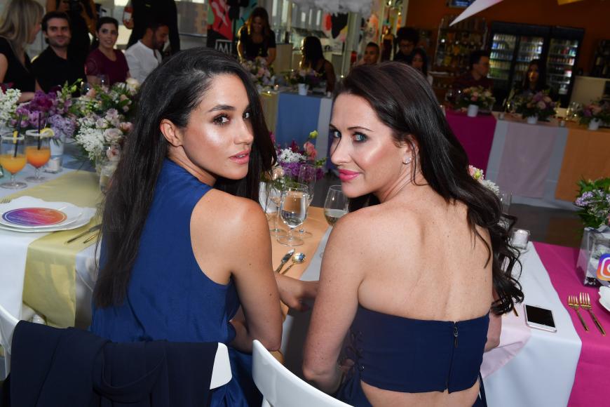 Sie will damit nichts zu tun haben! Der Rassismus-Skandal um ihre beste Freundin Jessica Mulroney (r.) bringt Herzogin Meghan in große Verlegenheit.