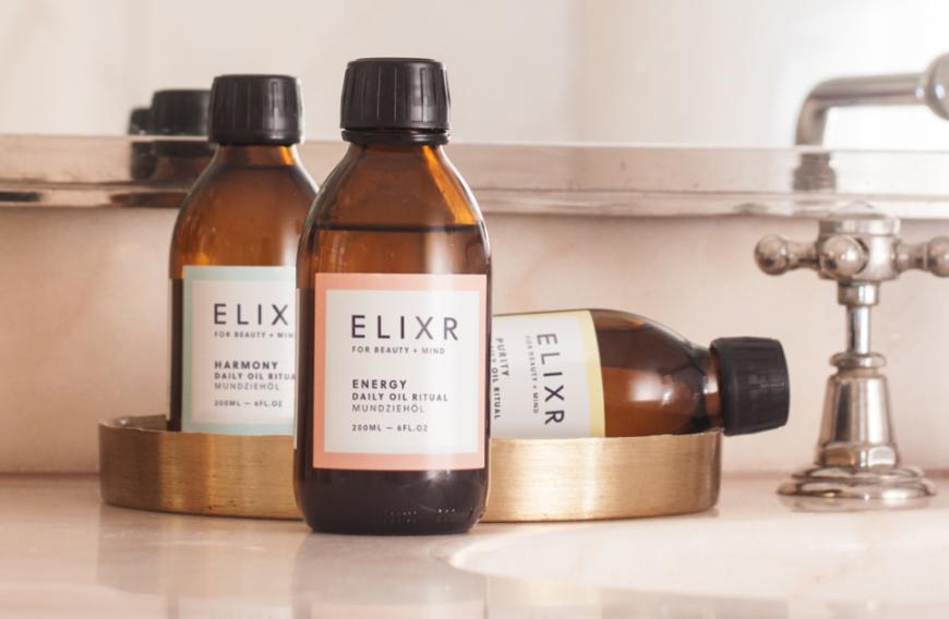 Für viele ist es bereits als festes Beauty-Ritual in die Alltagsroutine integriert: Beim ayurvedischen Ölziehen wird morgens noch vor dem Zähneputzen Öl wie ein Mundwasser für fünf bis zehn Minuten im Mund gespült. Damit soll nicht nur die Mundhygiene verbessert werden, sondern die Zähne werden zusätzlich natürlich aufgehellt und das gesamte Immunsystem gestärkt. Das aus der VOX-Show