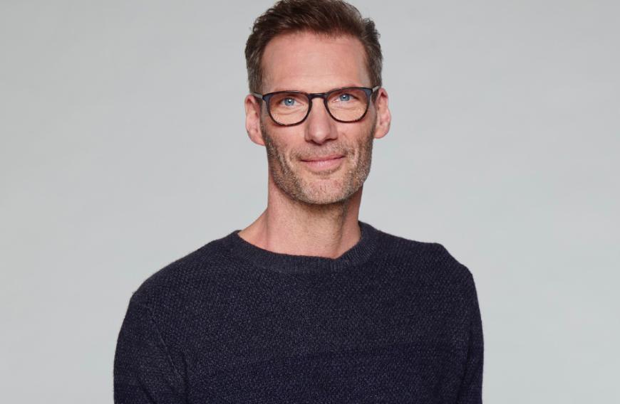 Seit 2009 gehörte Clemens Löhr, besser bekannt als Alexander Cöster, zum Hauptcast von GZSZ, doch damit ist jetzt ein für alle Mal Schluss: Im Juni 2020 wird der beliebte Kiezkauf-Besitzer ein letztes Mal in der Daily zu sehen sein. Kurz, bevor er und Maren (Eva Mona Rodekirchen) sich auf ihre große Weltreise begeben können, kommt es zu einer Tragödie. Dass sich Alex in einen Streit zwischen Shirin (Gamze Senol) und einem Passanten einmischt, bezahlt er mit seinem Leben - er wird von einem LKW überfahren!