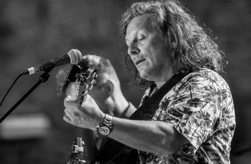 Trauer um ein musikalisches Multitalent: Der deutsche Künstler Stephan Ullmann ist tot. Der aus Ludwigshafen stammende Gitarrist, Sänger, Komponist und Produzent sei Mitte Juni in Mannheim im Alter von 52 Jahren plötzlich verstorben, wie seine Schwester via „Facebook“ bekannt gegeneben hab:
