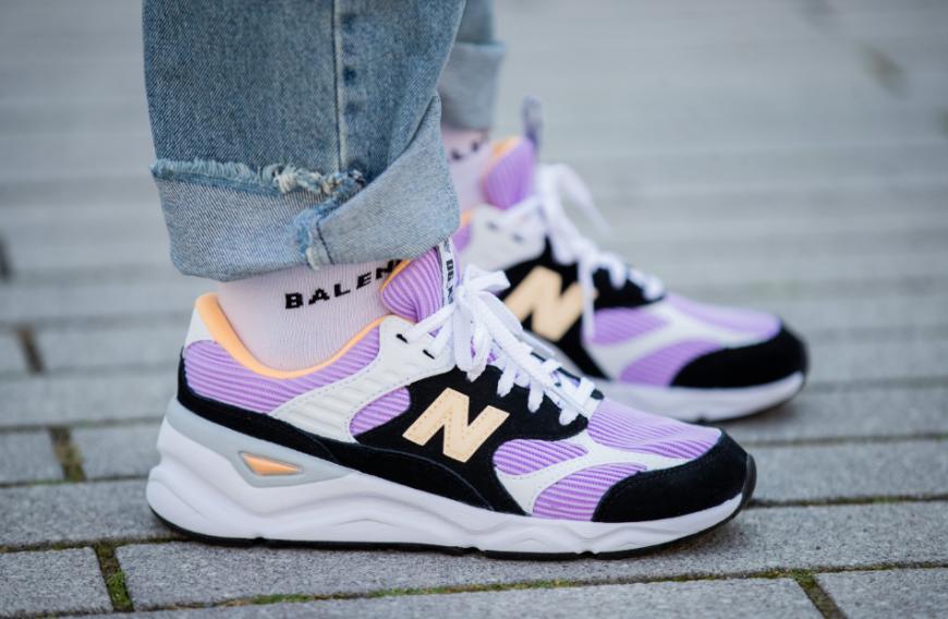Bei Fashionistas sind Sneaker von New Balance schon lange das It-Piece. Nun launcht die Brand in Kollaboration mit Staud ein ganz extravagantes Modell.
