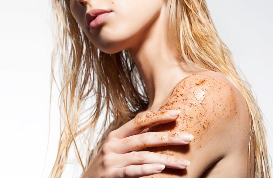 Massiere einfach das Peeling beim Duschen sanft in die Haut ein und genieße das Gefühl von Geschmeidigkeit.