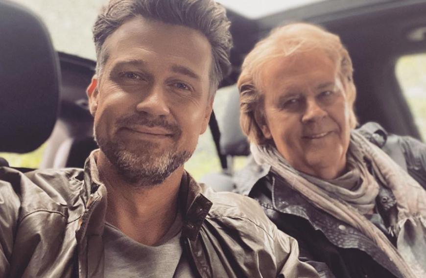 Was für ein schönes Vater-Sohn-Duo! Wayne Carpendale und sein Vater Howard Carpendale scheinen blendend zu verstehen. Via