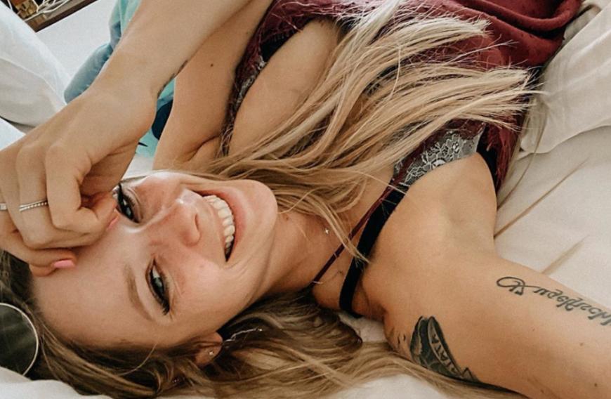 Auf einem ihrer aktuellen Instagram-Posts sieht das aber ganz anders aus, denn die Influencerin zeigt sich bauchfrei.