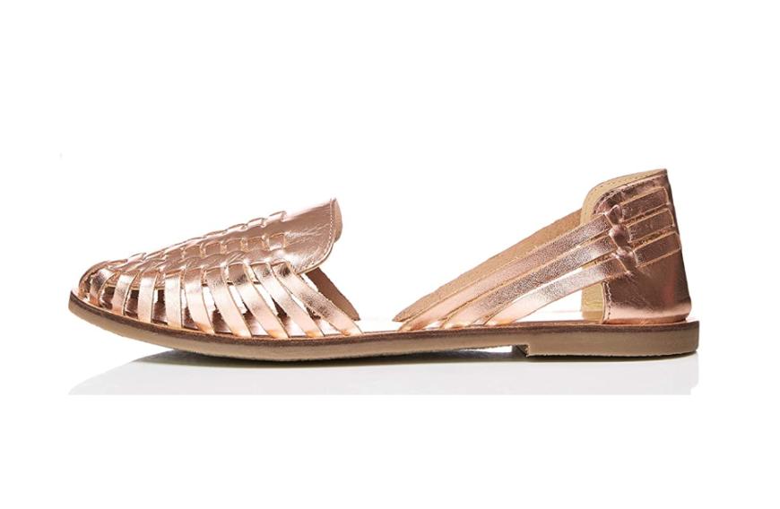 Wie klassische Sandalen sieht diese Variante von Find wahrlich nicht aus. Dennoch handelt es sich hierbei um Riemchenschuhe. Wir haben uns direkt in den roségoldenen Metallic-Look verguckt und würden sie direkt zu jedem Outfit kombinieren. Hier gibt es die It-Pieces ab ca. 19 Euro.