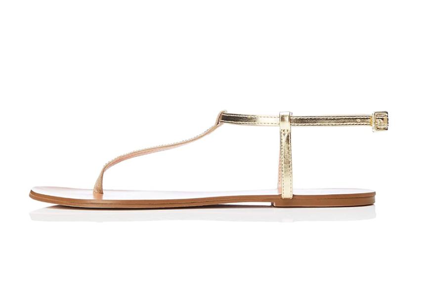 Ein Hauch von Nichts – so dürften sich die Sandalen von Find an den Füßen anfühlen. Sie bestehen nämlich nur aus einem Zehenriemchen und lockeren Riemen am Knöchel. Das Gold sorgt für schimmernde Momente. Unser Tipp: Besonders hübschen sehen die Flip-Flops zu einem weißen Sommerkleid aus. Ab rund 15 Euro bekommst du die Treter hier.