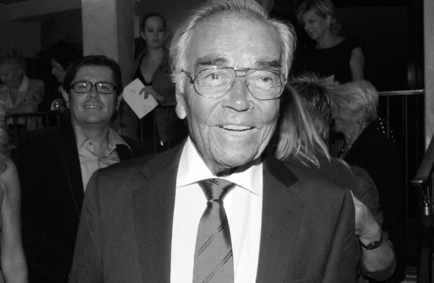 Schauspieler und Synchronsprecher Claus Biederstaedt ist im Alter von 91 Jahren gestorben, wie sein Sohn offiziell mitgeteilt haben soll. Dabei zählte Biederstaedt zu den Großen der deutschen Film- und Theaterbranche: Seit 1952 stand er für zahlreiche TV- und Filmproduktionen vor der Kamera, für seine Rolle in