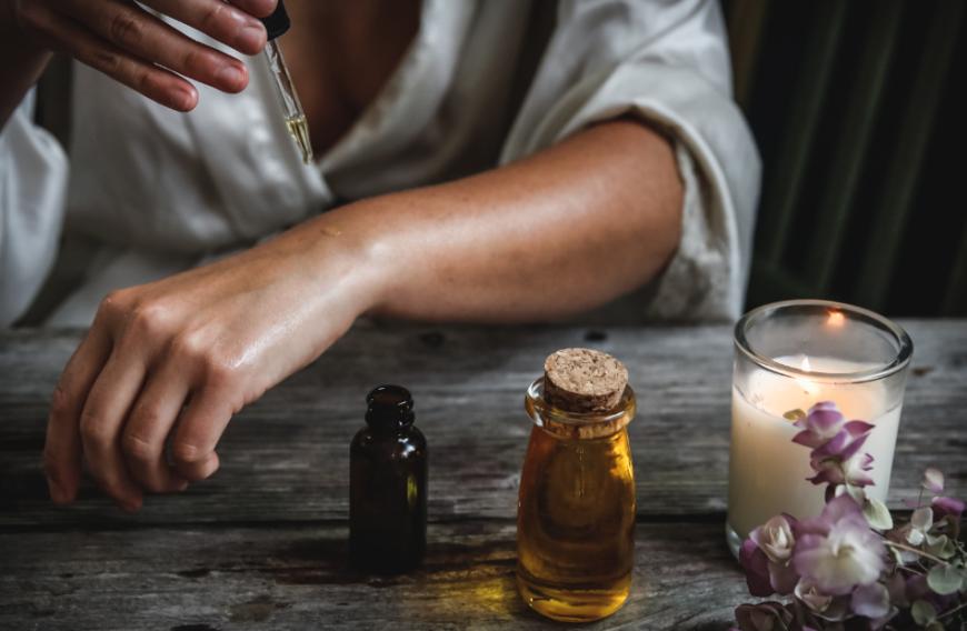 So kann das reinigende Beauty-Öl deine Haut ganz sanft von Schmutz und Make-up befreien ...