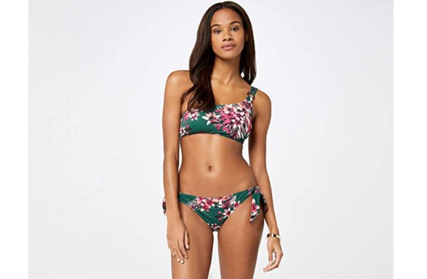 In diesen Bikini von Iris & Lily haben wir uns direkt verguckt. Er erinnert uns an einen Trip nach Hawaii – dich auch? Und das Beste: Auf den Zweiteiler gibt es heute einen Mega-Rabatt! Statt 13 Euro ist er heute für rund 10 Euro erhältlich.