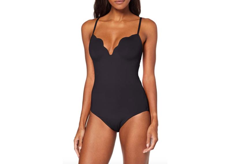 Ohne Frage: In diesem Badeanzug werden wir sämtliche Blicke auf uns ziehen! Das Oberteil begeistert mit einem raffinierten Dekolleté, das an eine Muschel erinnert. Das It-Piece von Seafolly ist aktuell ab ca. 19 Euro erhältlich.