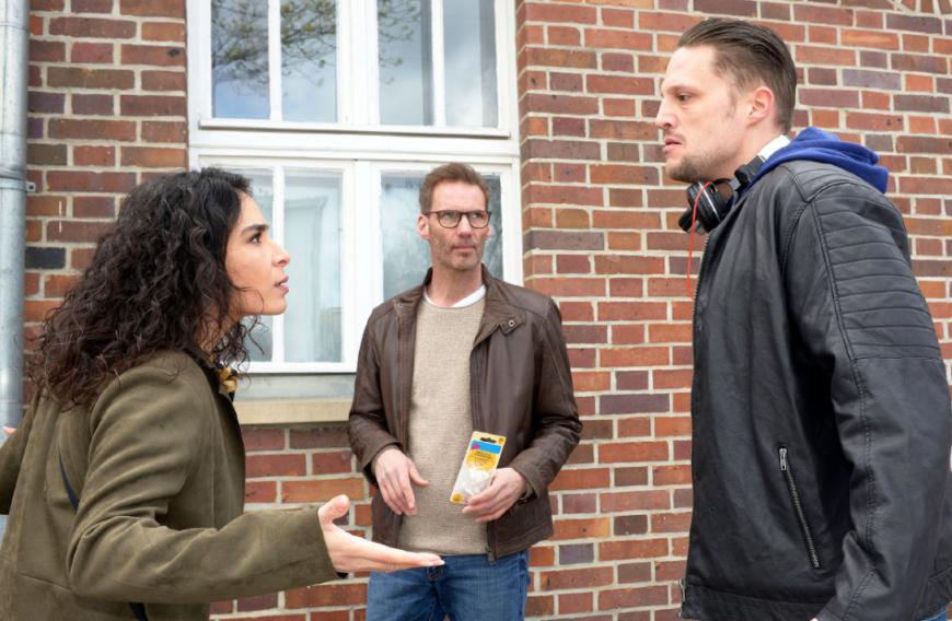 Diese Szenen waren harter Tobak für die GZSZ-Fans! Nach einem Streit zwischen Shirin (Gamze Senol) und einem Passanten kommt es zu einem Gerangel. Alexander (Clemens Löhr) ging dazwischen ...