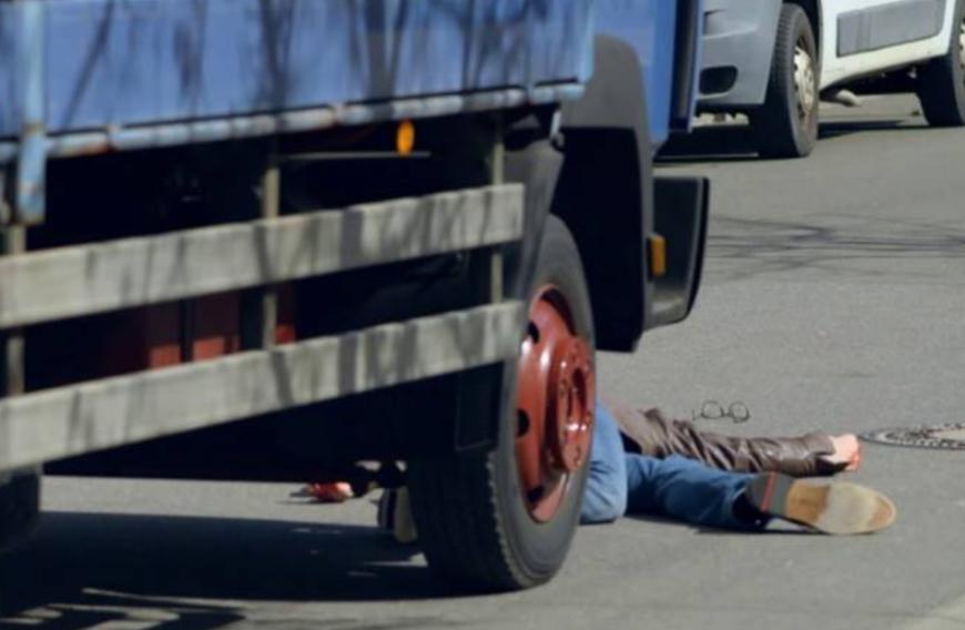... und wird von dem unbekannten Mann aus Versehen vor einen LKW geschubst. Er stirbt noch am Unfallort.